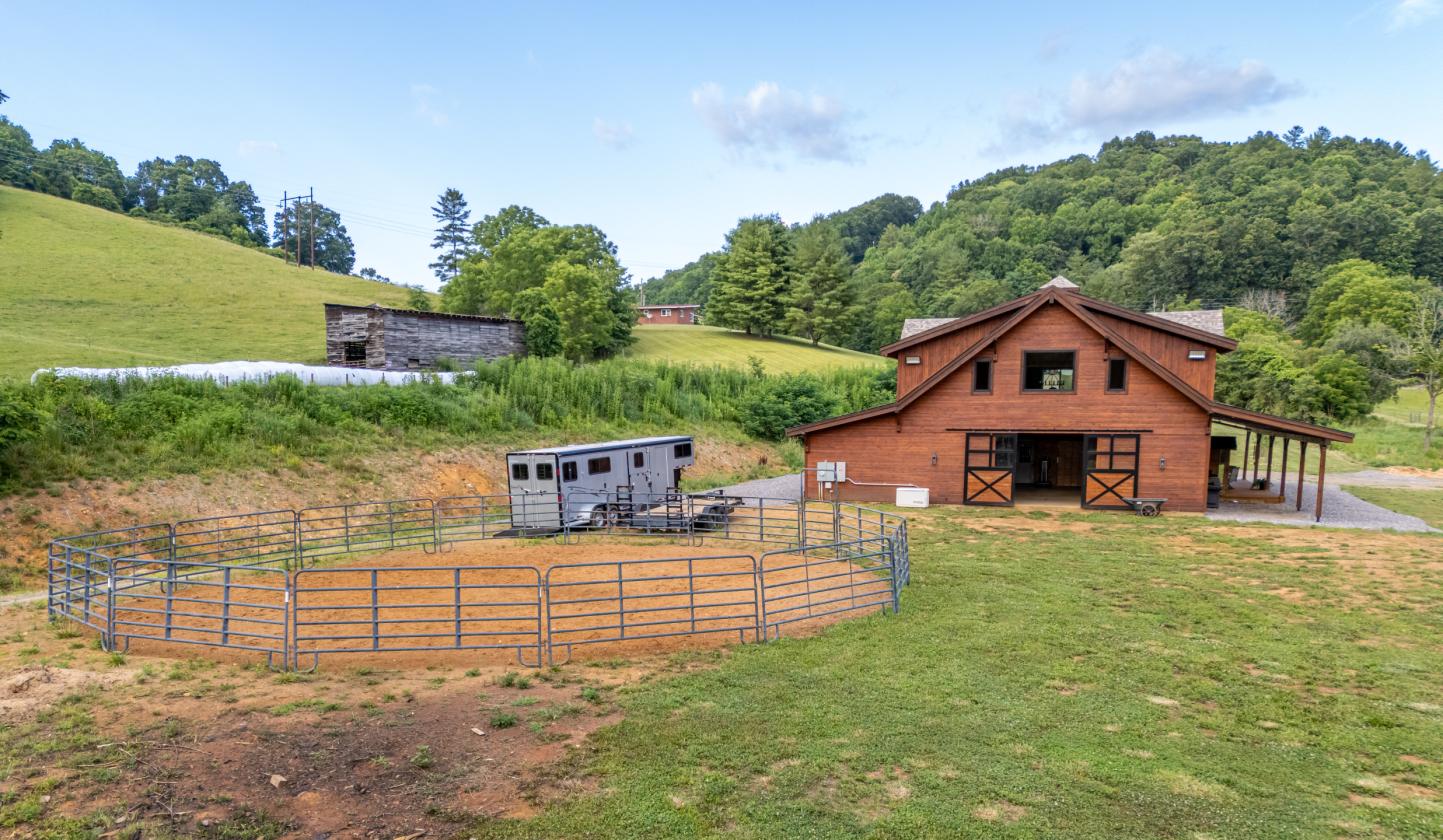 Timber-Frame Estate With Mountain Views - photo 7
