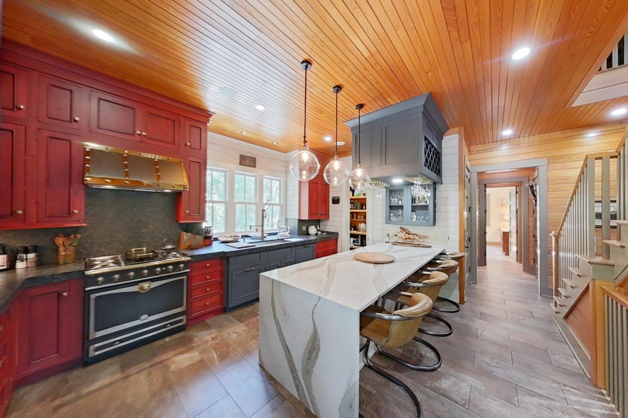 ONE-OF-A-KIND HOME IN EQUESTRIAN COMMUNITY - photo 5