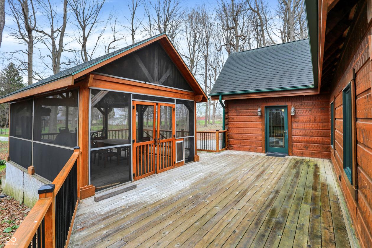 Stunning Barna log home on over 12 acres - photo 16