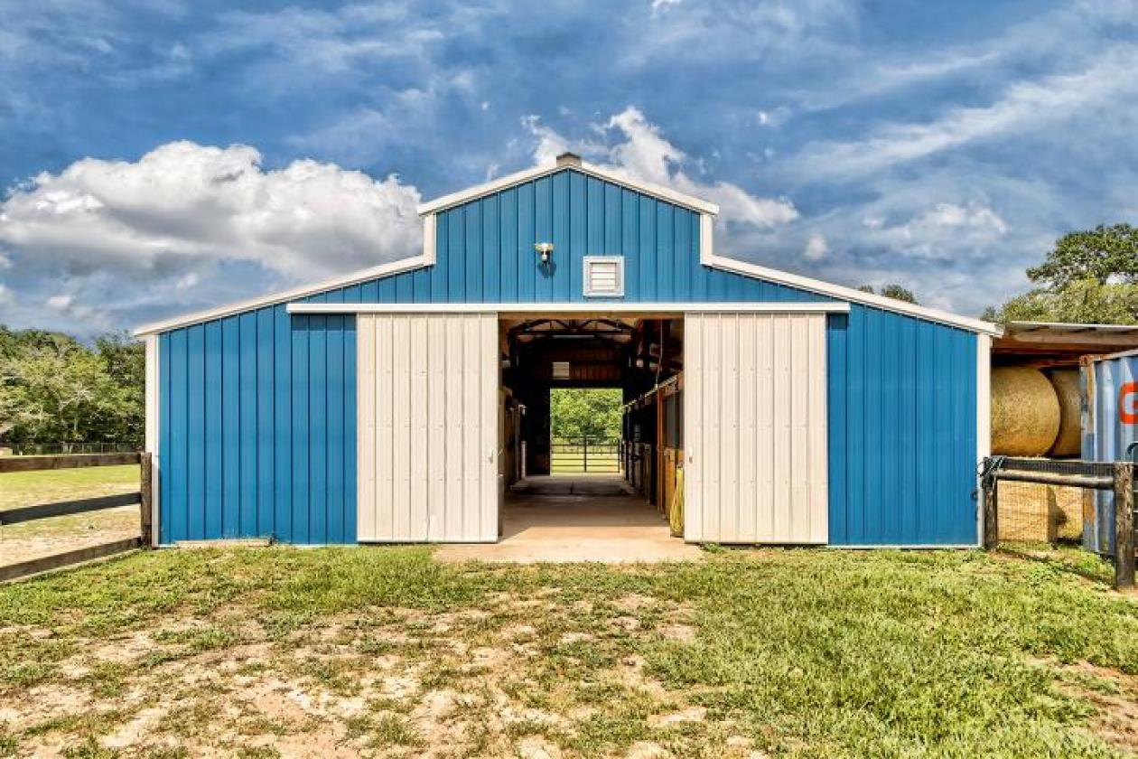 32.84 ACRES. EQUESTRIAN FACILITIES. - photo 15