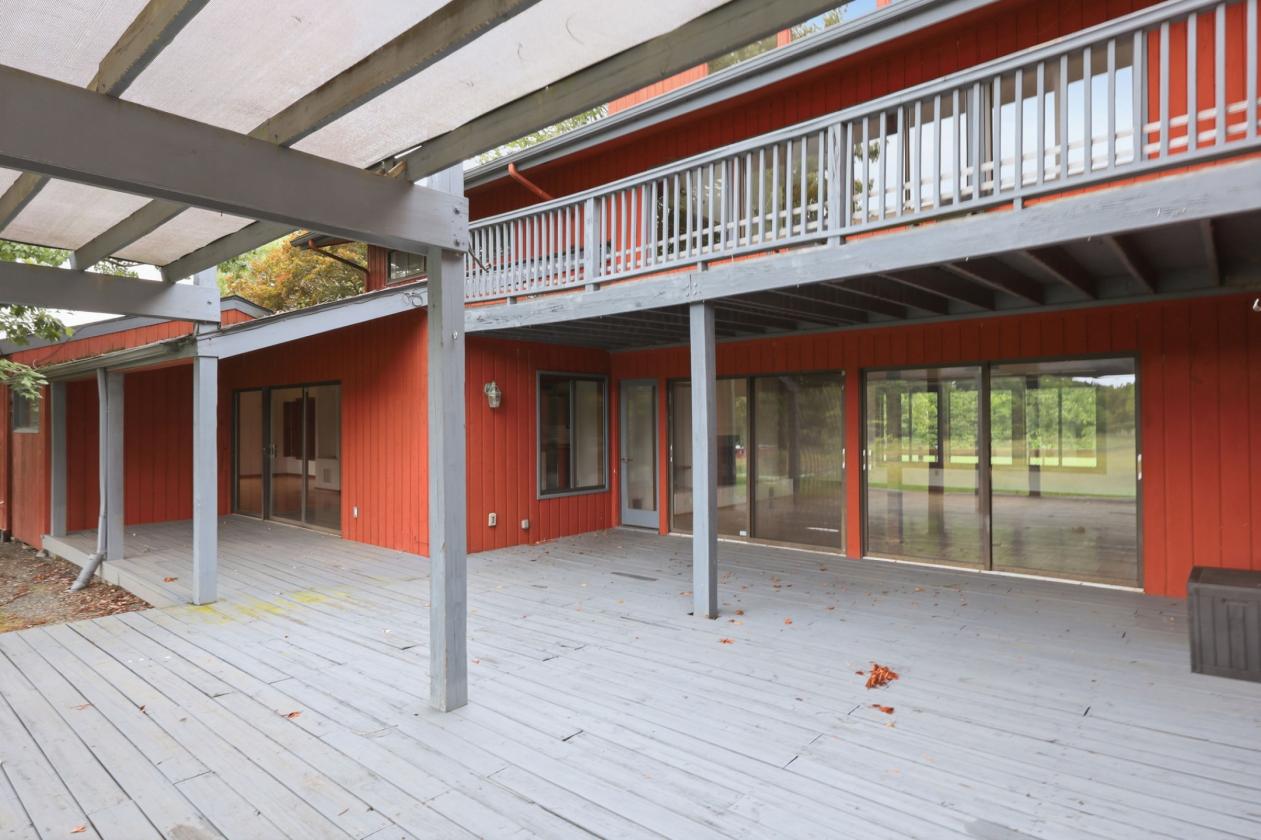 Grand Modern Farmhouse & Barn on almost 30 acres - photo 6