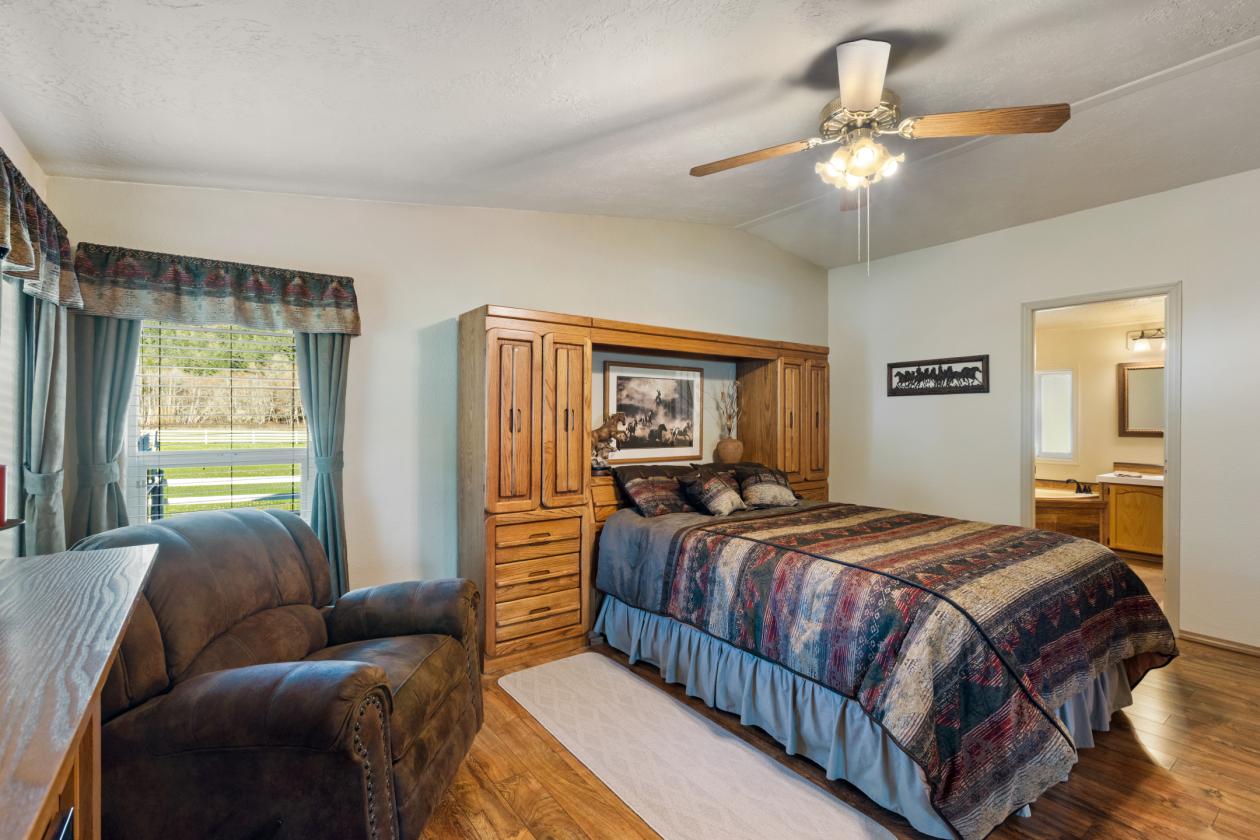 Experience True Country Living on This S. Oregon Estate - photo 20