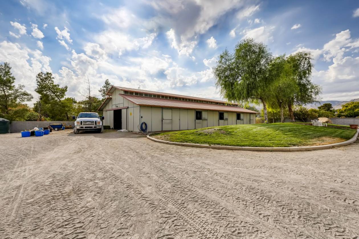 AMAZING STATELY EQUESTRIAN HOME ON 1.99 ACRES Las Vegas, Clark County