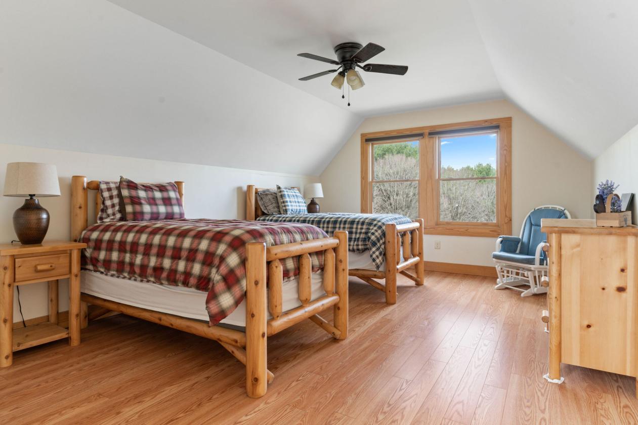 Modern log home and equestrian property with views - photo 30