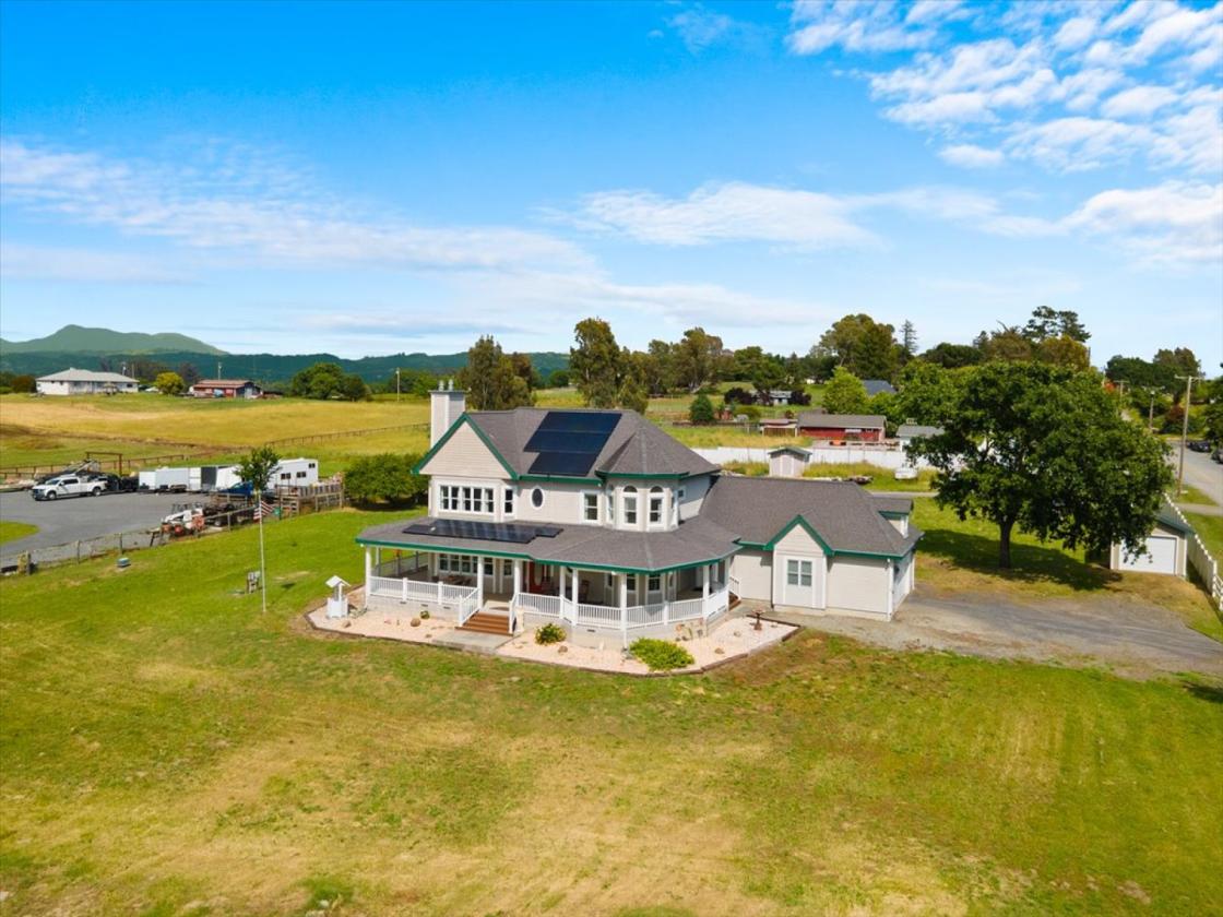 Modern Victorian Inspired Farmhouse on 2.74 acres! - photo 27