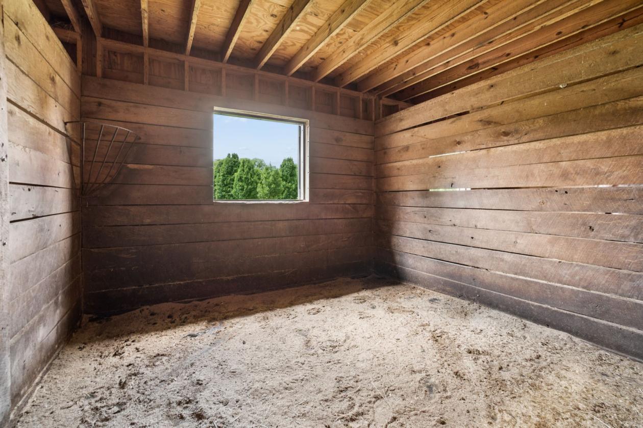 Distinctive Country Estate w 19 stall Horse Barn - photo 7