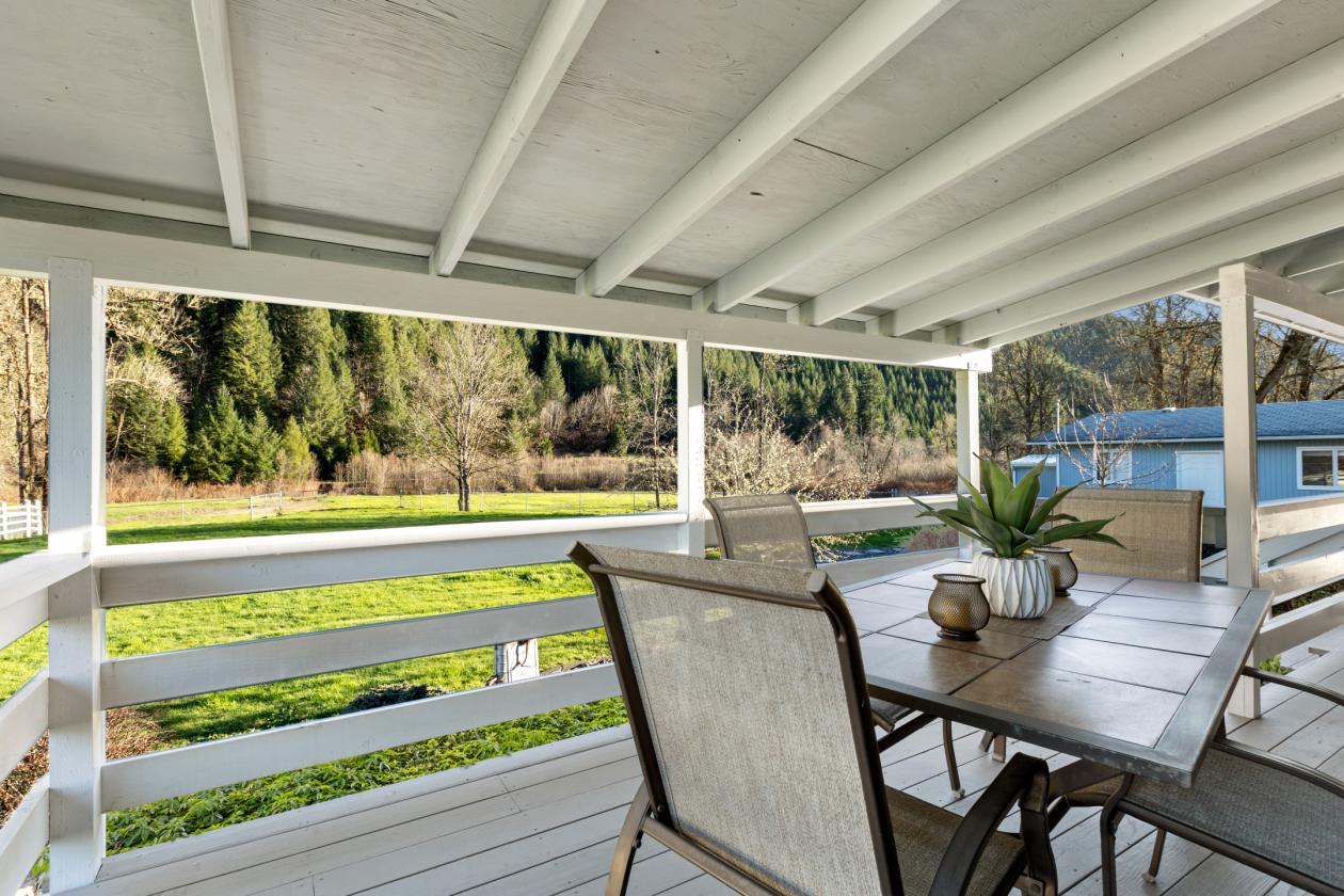 Experience True Country Living on This S. Oregon Estate - photo 23