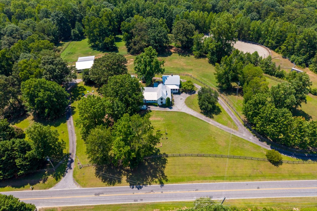 Gorgeous equestrian estate with 2 homes!! - photo 26