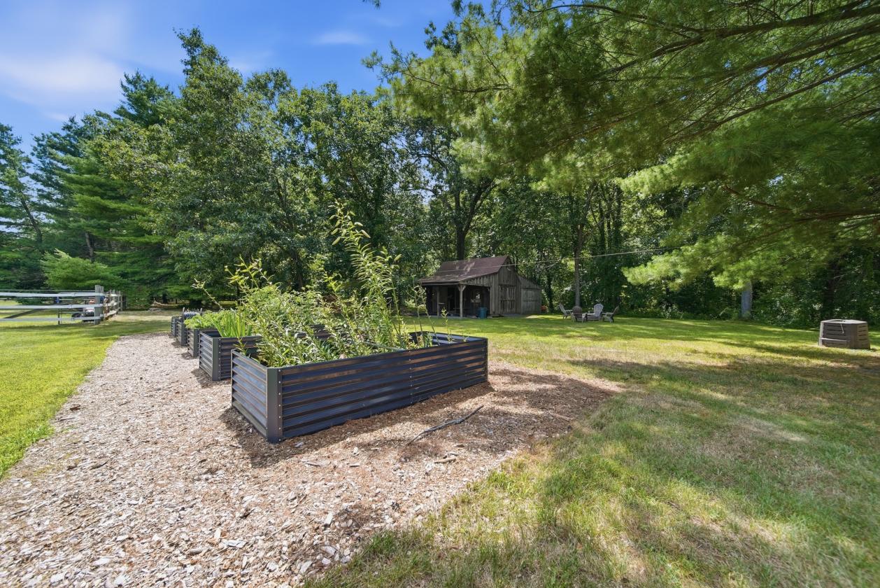 Beautifully Maintained Equestrian Farm/4.2 Acres! - photo 10