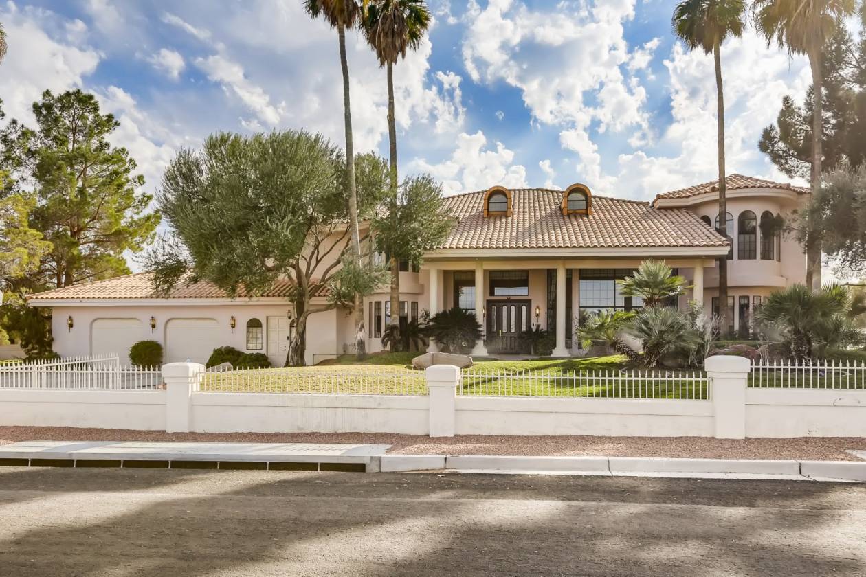 AMAZING STATELY EQUESTRIAN HOME ON 1.99 ACRES Las Vegas, Clark County, Nevada