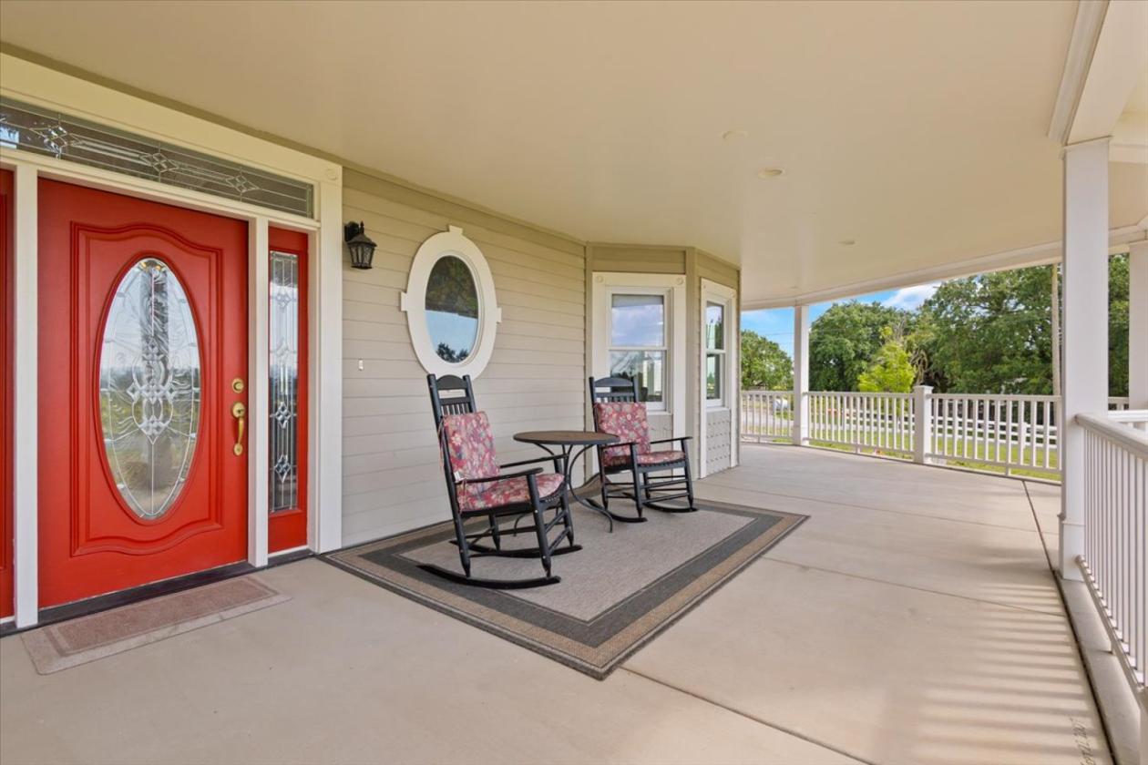 Modern Victorian Inspired Farmhouse on 2.74 acres! - photo 9
