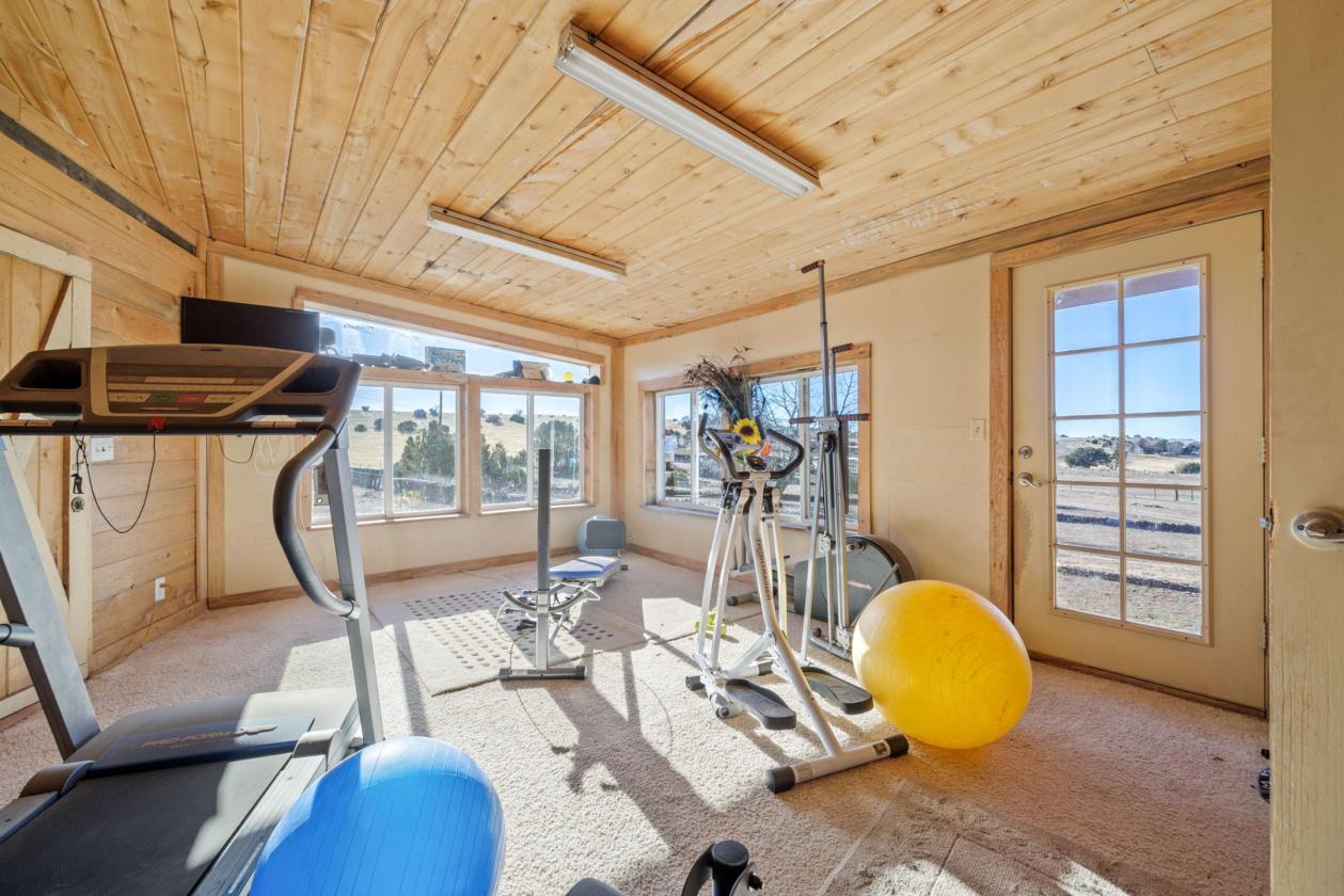 Gorgeous Home,Huge Shop, Perfect Horse Property - photo 18