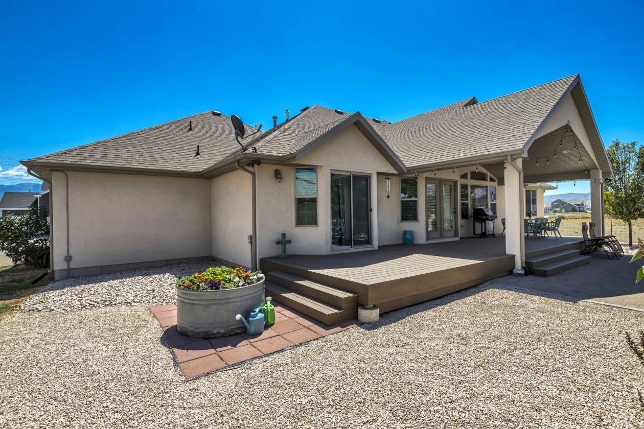 Luxury Horse property with Indoor riding arena with 14 stalls
