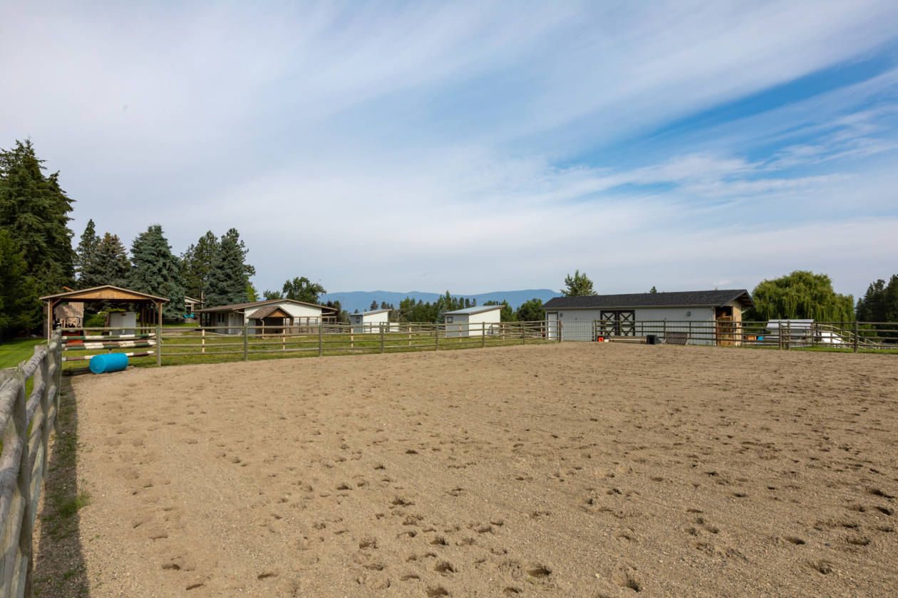 South East Kelowna acreage gem! Bring the horses! Kelowna, Central