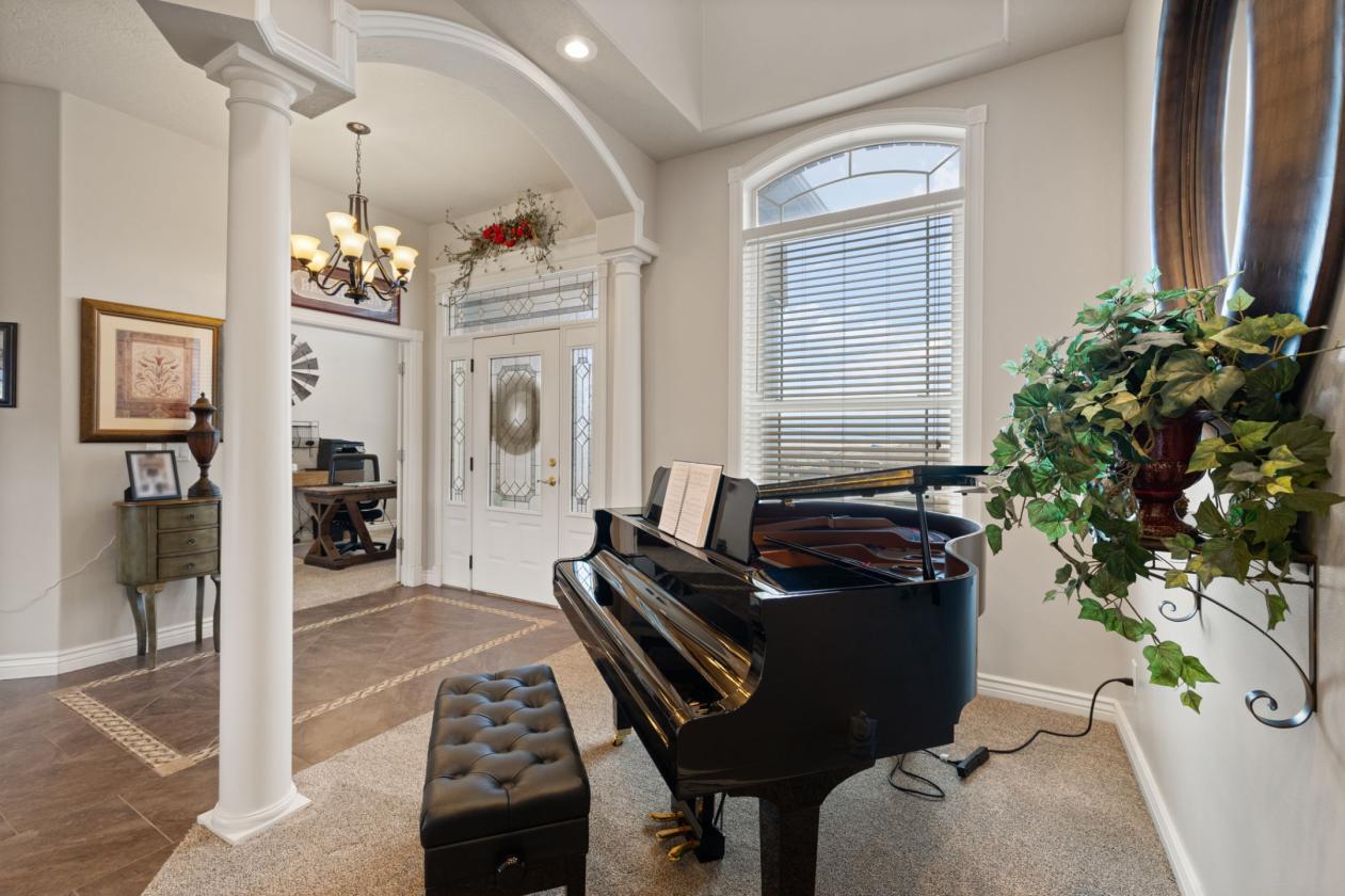 A Rare Blend of Luxury, Land & Lifestyle - photo 8