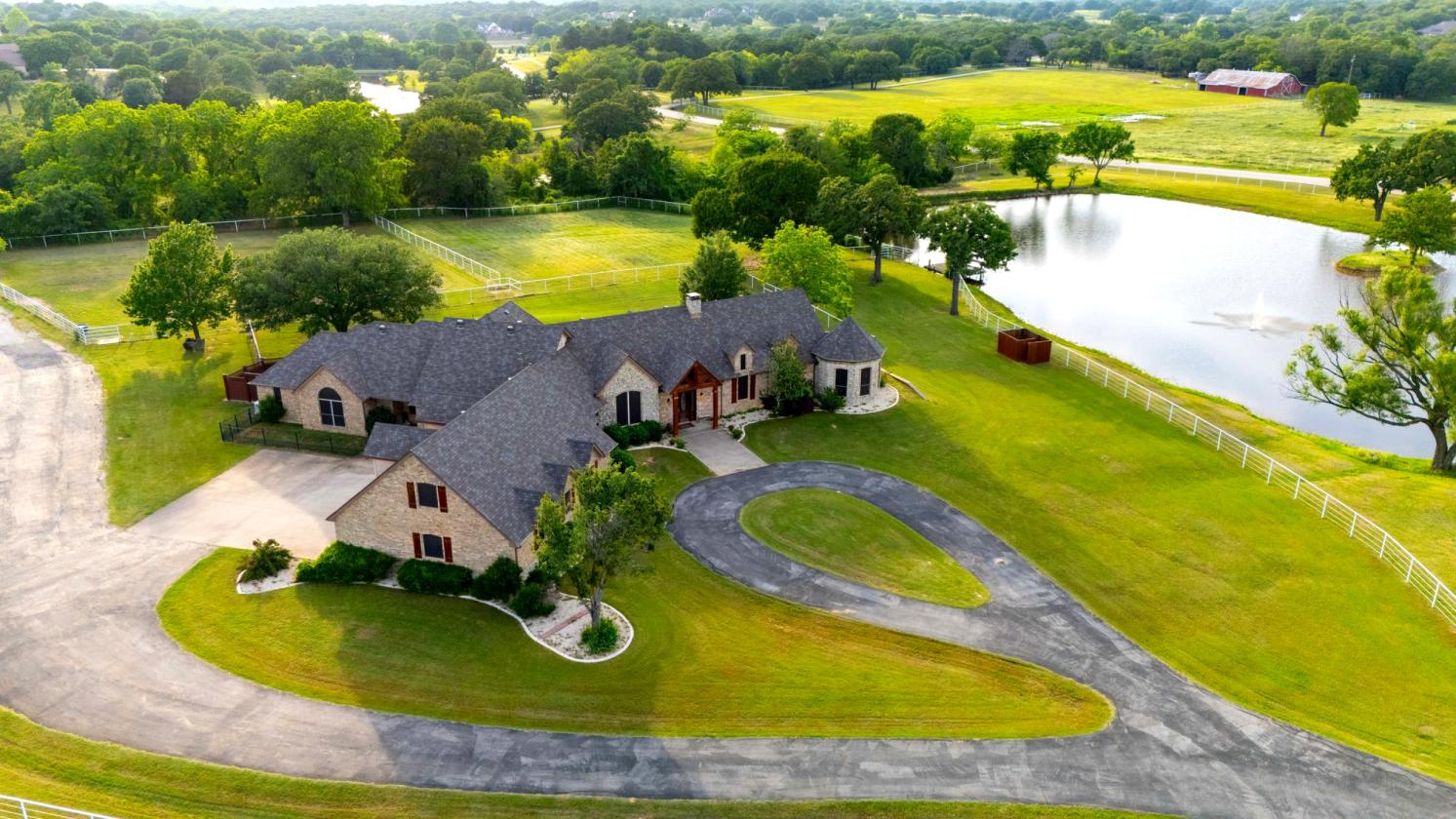 Acreage Estate with Pond and Stable - photo 3