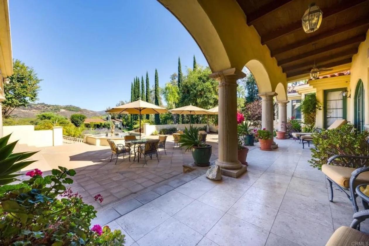 Italian Villa in Prestigious Equestrian Community - photo 9