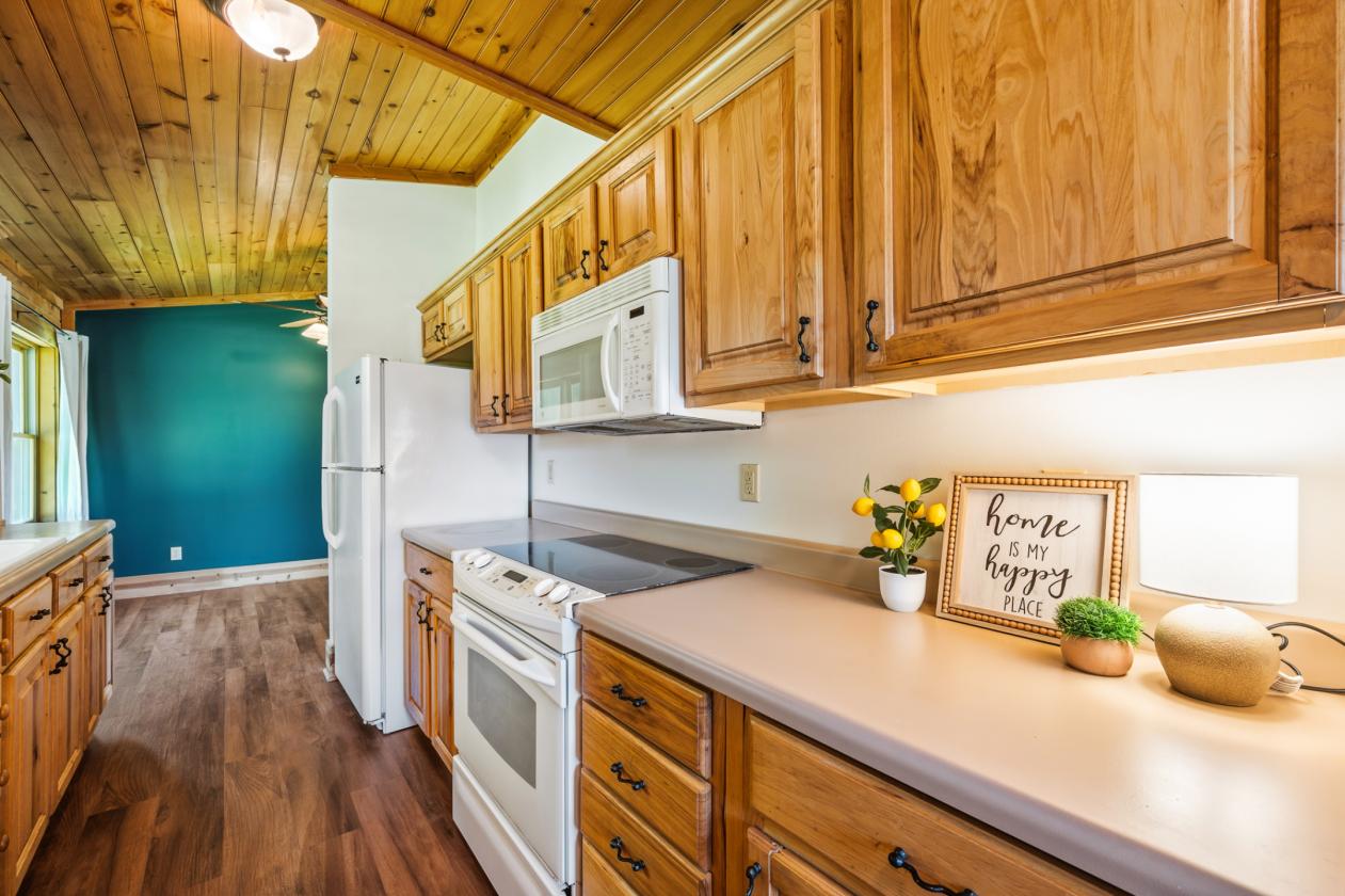 Log cabin nestled on 8.2 picturesque acres - photo 17