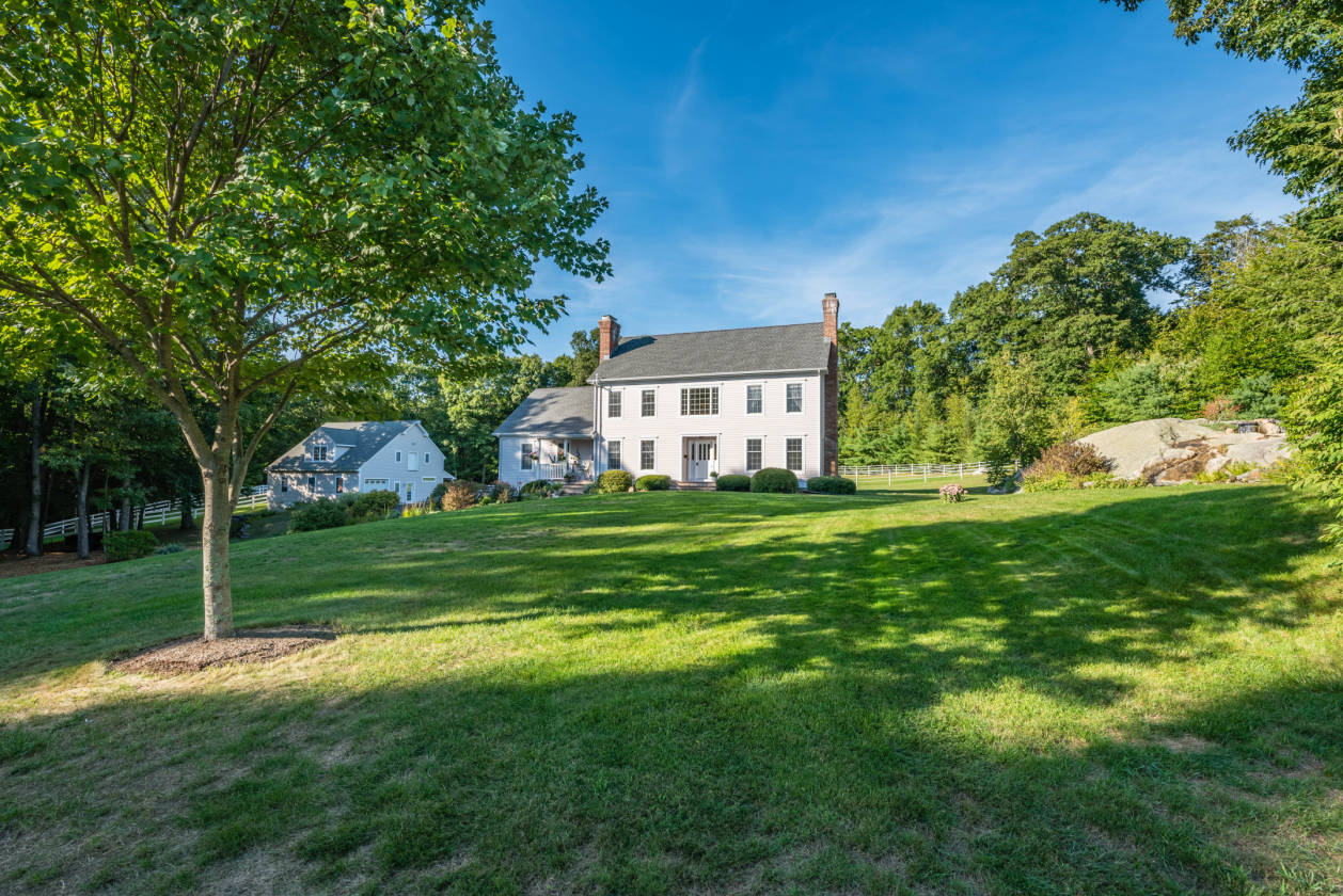 BEAUTIFUL PRIVATE WINDRIDGE FARM ESTATE Harwinton, Litchfield County