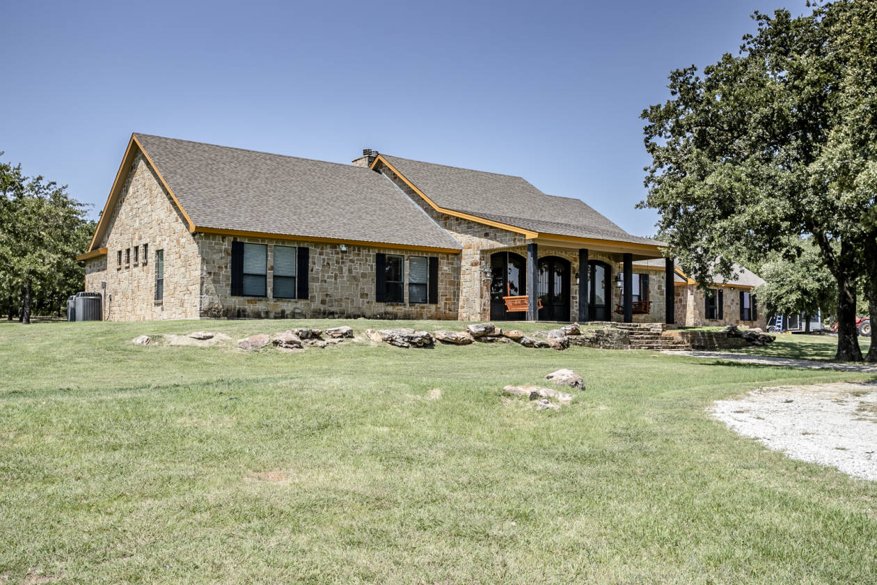 NORTH TEXAS Equine Ranch AND DREAM HOME Bowie, Montague County, Texas