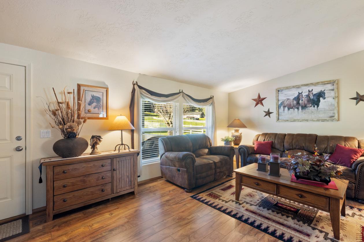 Experience True Country Living on This S. Oregon Estate - photo 5