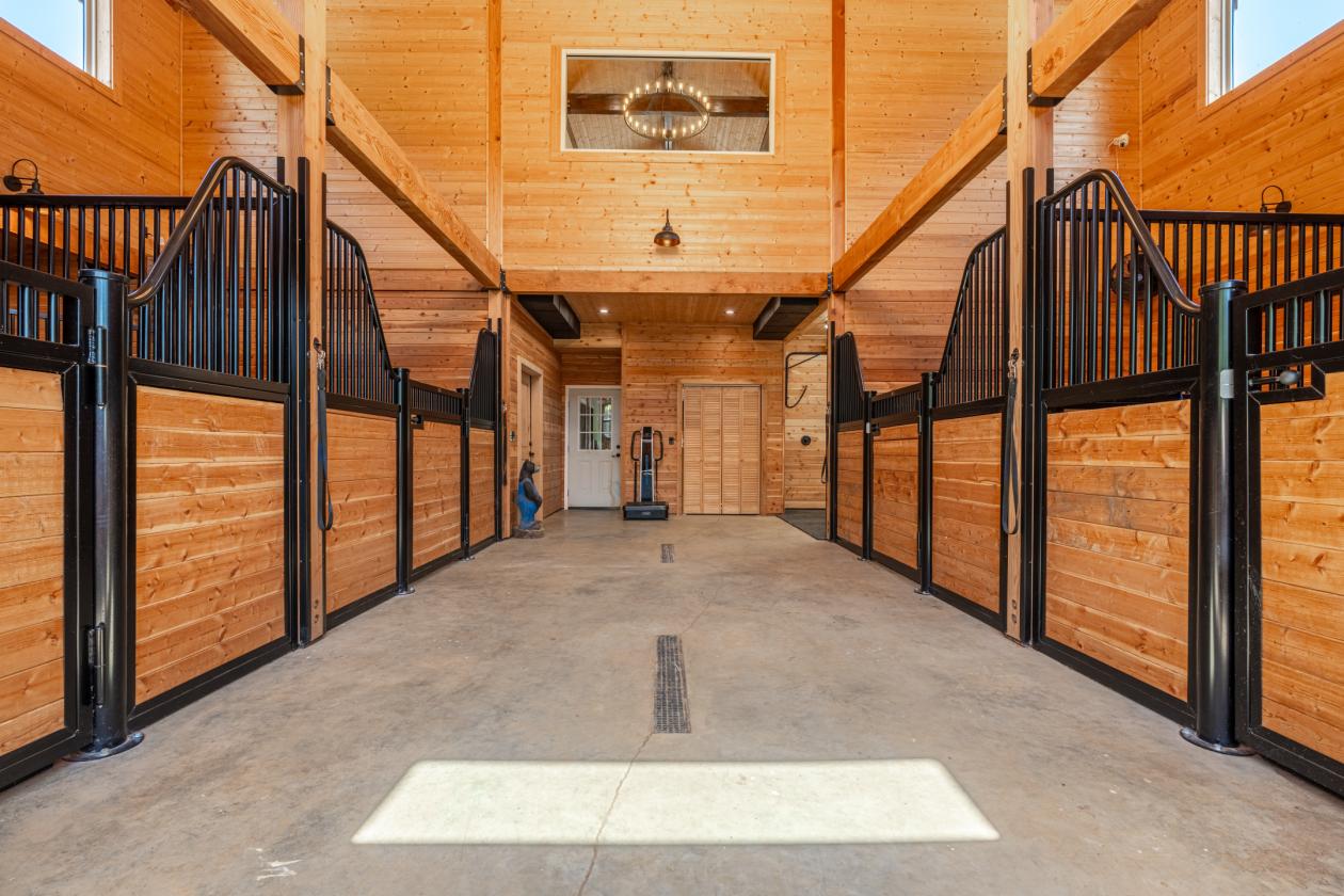 Timber-Frame Estate With Mountain Views - photo 16