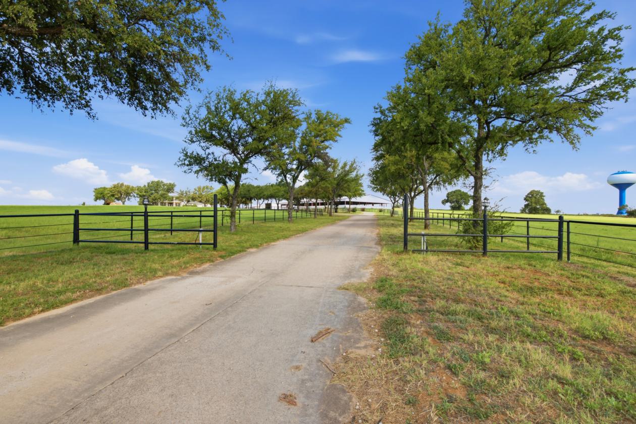 Exceptional Equestrian Estate w/ C-2 Potential! - photo 4
