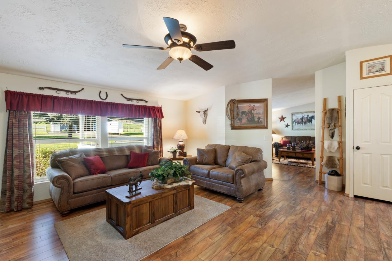 Experience True Country Living on This S. Oregon Estate - photo 10