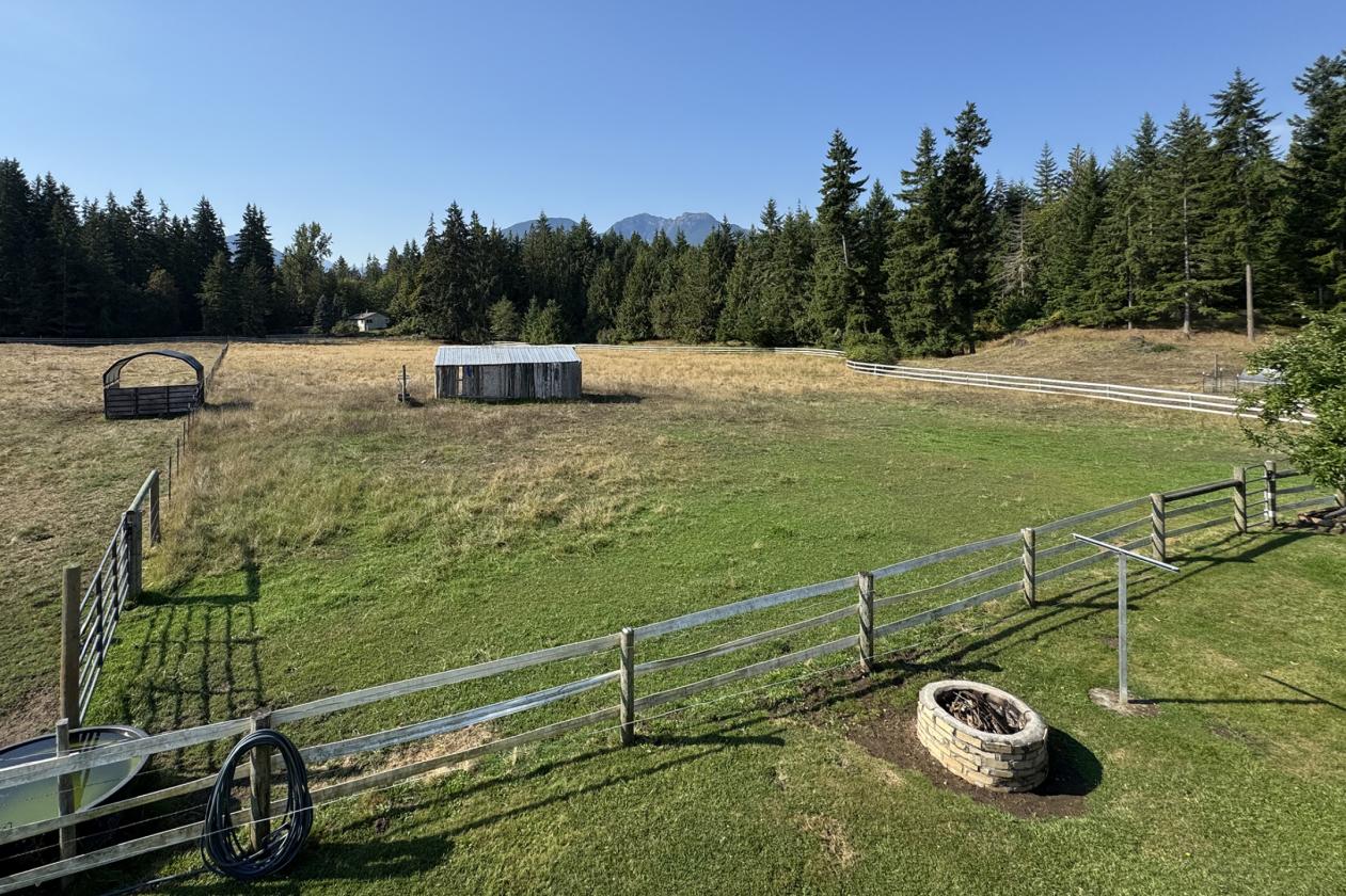 18+ Acre Turn-Key Ranch With Mountain Views - photo 12