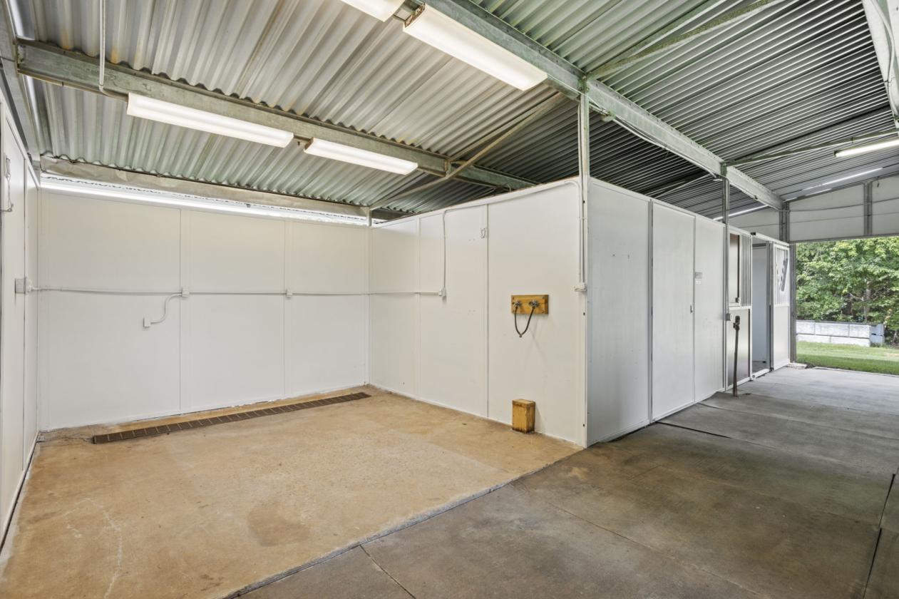 25-acre farm with 10 stalls and riding arena - photo 7