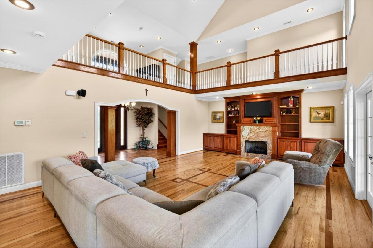 Lake Front Manor! - photo 10