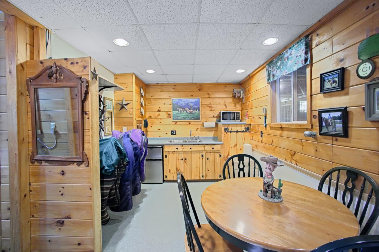 13.5-Acre Equestrian Farm with 12-Stall Barn - photo 23
