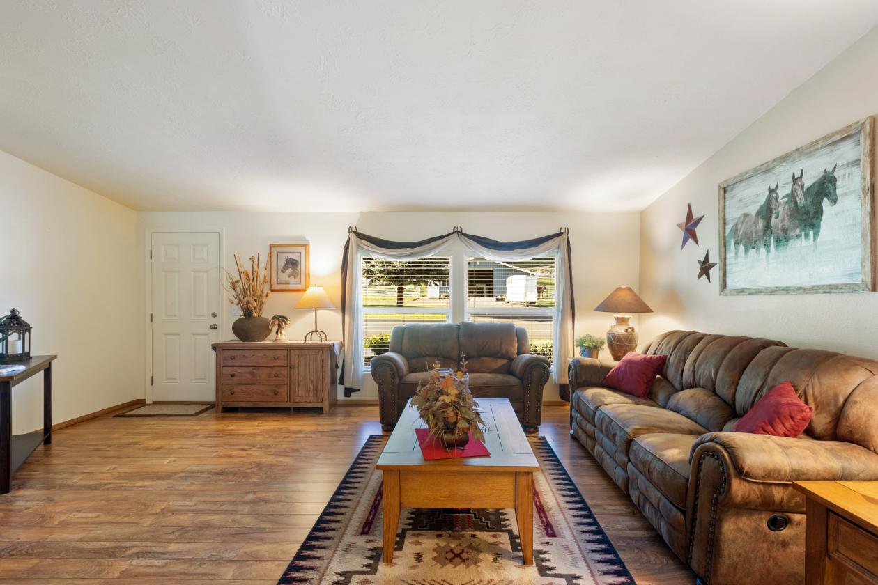 Experience True Country Living on This S. Oregon Estate - photo 7