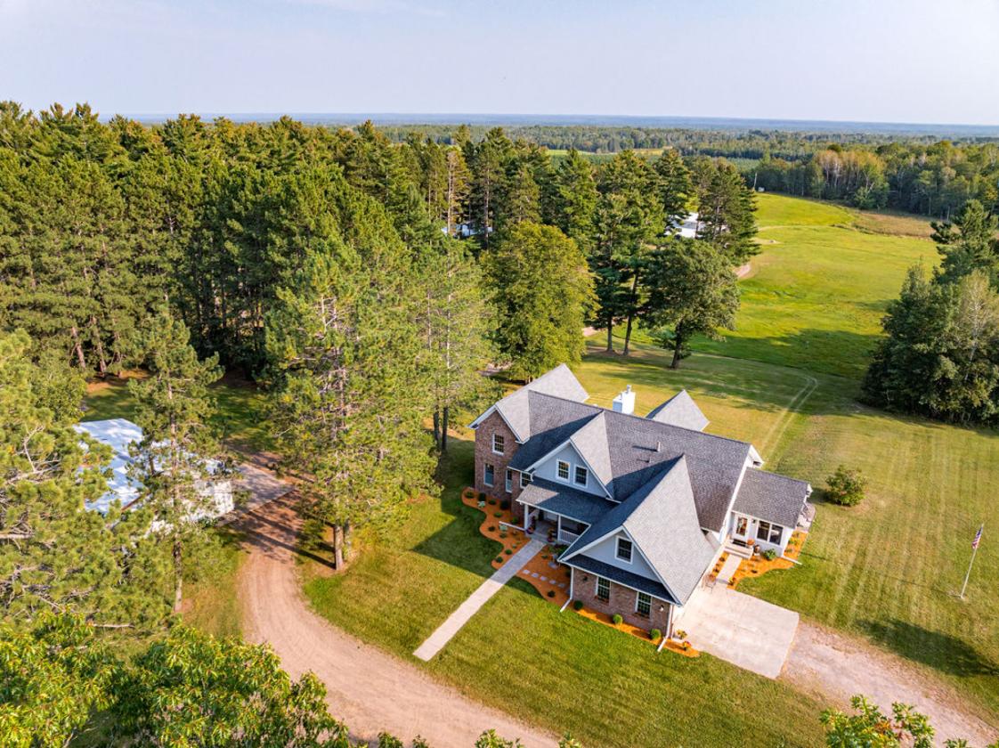 Turnkey Country Estate with Barns, Pasture & Eques - photo 2