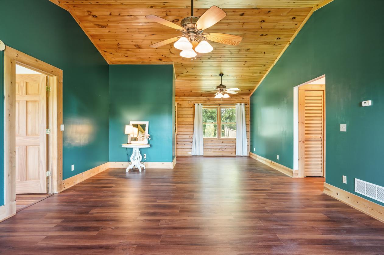 Log cabin nestled on 8.2 picturesque acres - photo 13