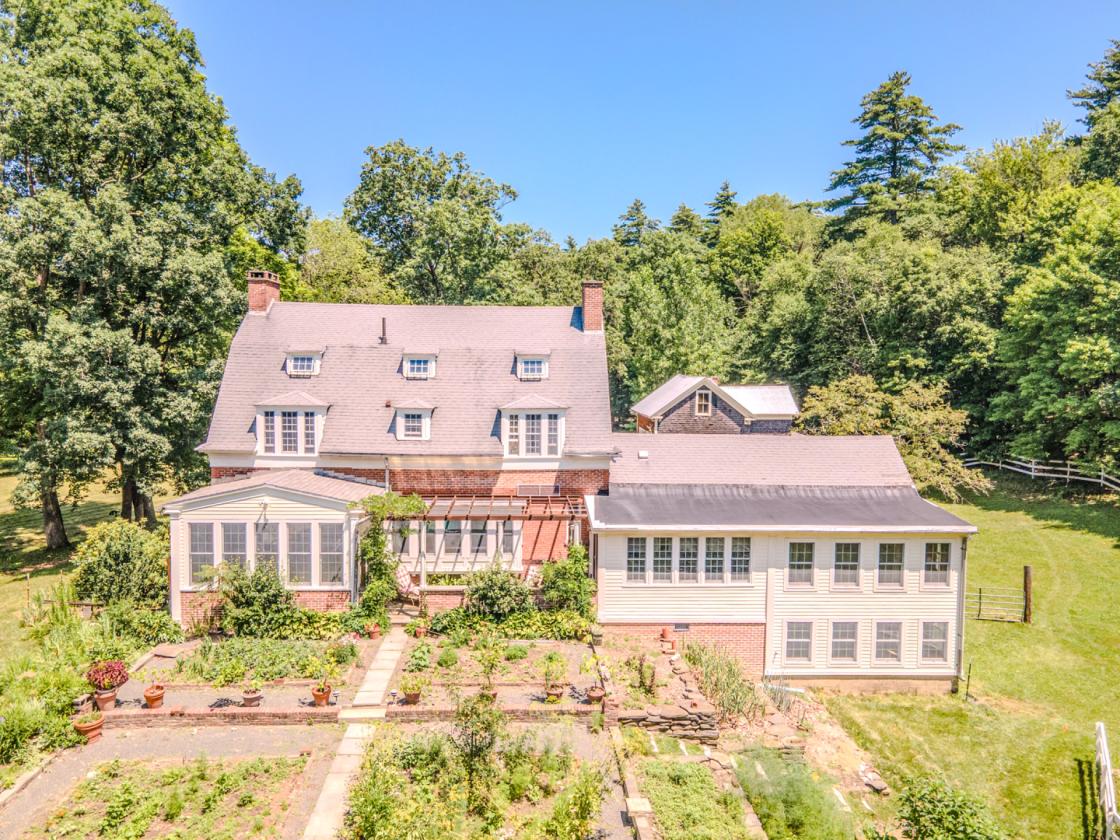 Own a piece of History - Classic Brick Colonial - photo 3