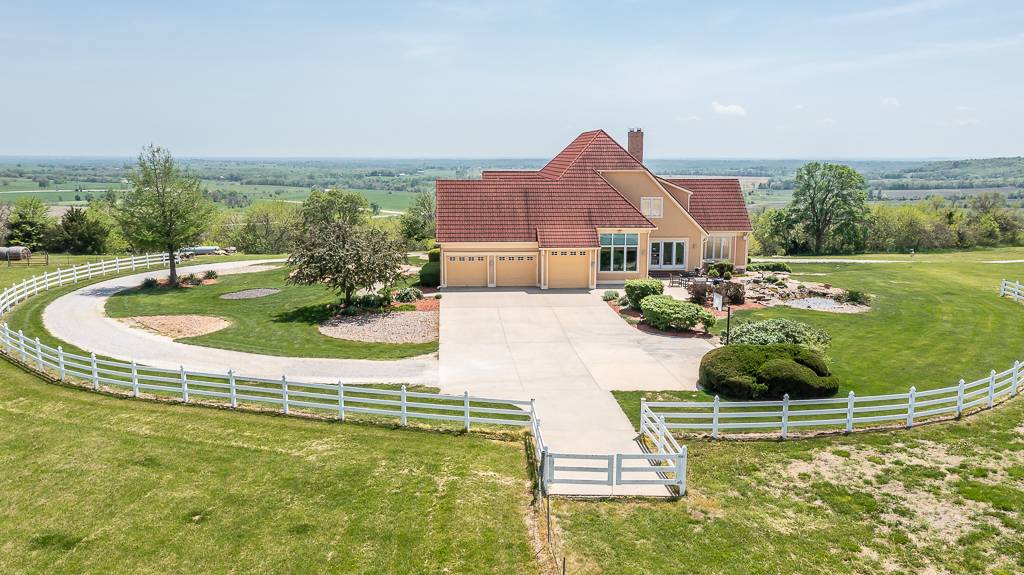 Exquisite Custom Ranch on 81.7 Acres - photo 2