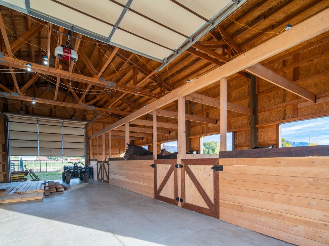 Luxury home & 4 stall barn, w/turnout on 2.5 acres - photo 14
