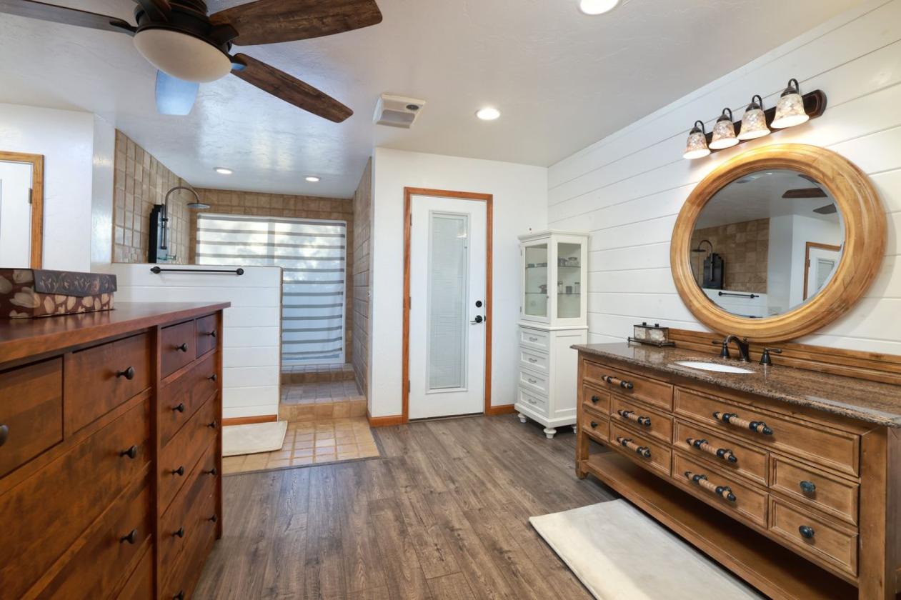 Elegant Custom Home with Grass Pastures - photo 19