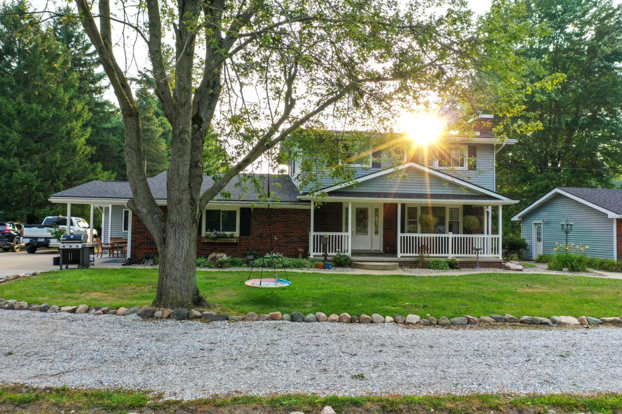 Gorgeous equestrian estate on 34.5 acres - photo 2