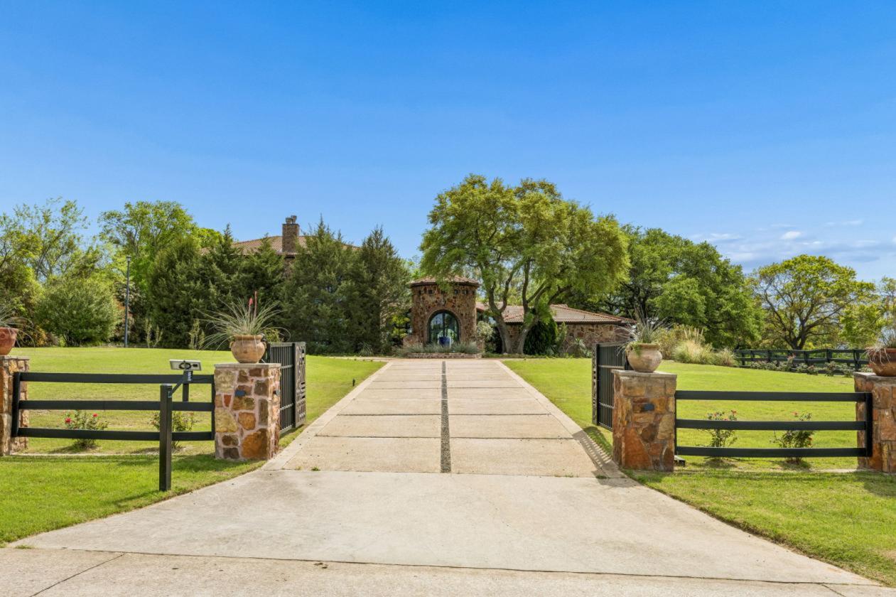 In-Town Luxury Resort Inspired Equestrian Retreat - photo 1