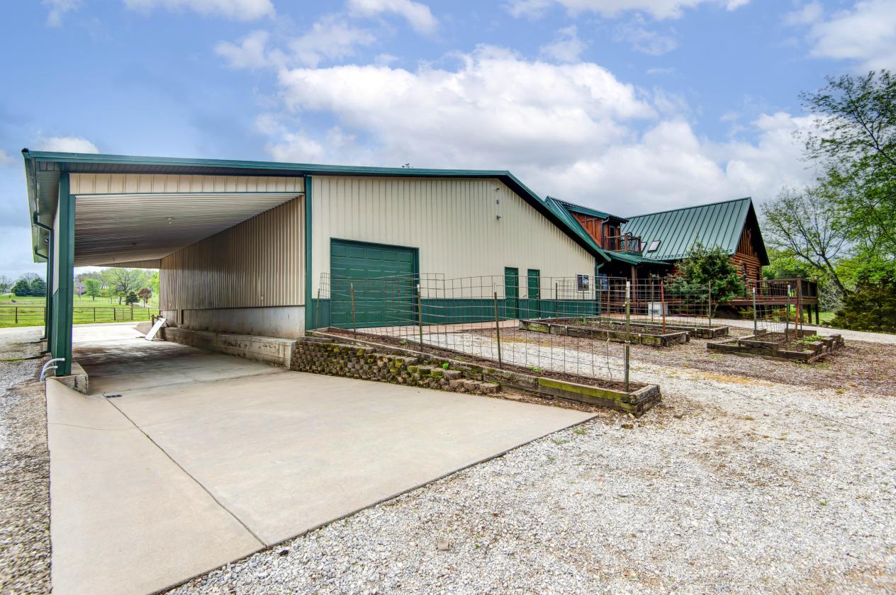 Gated estate located on a gently rolling 33 acres - photo 3