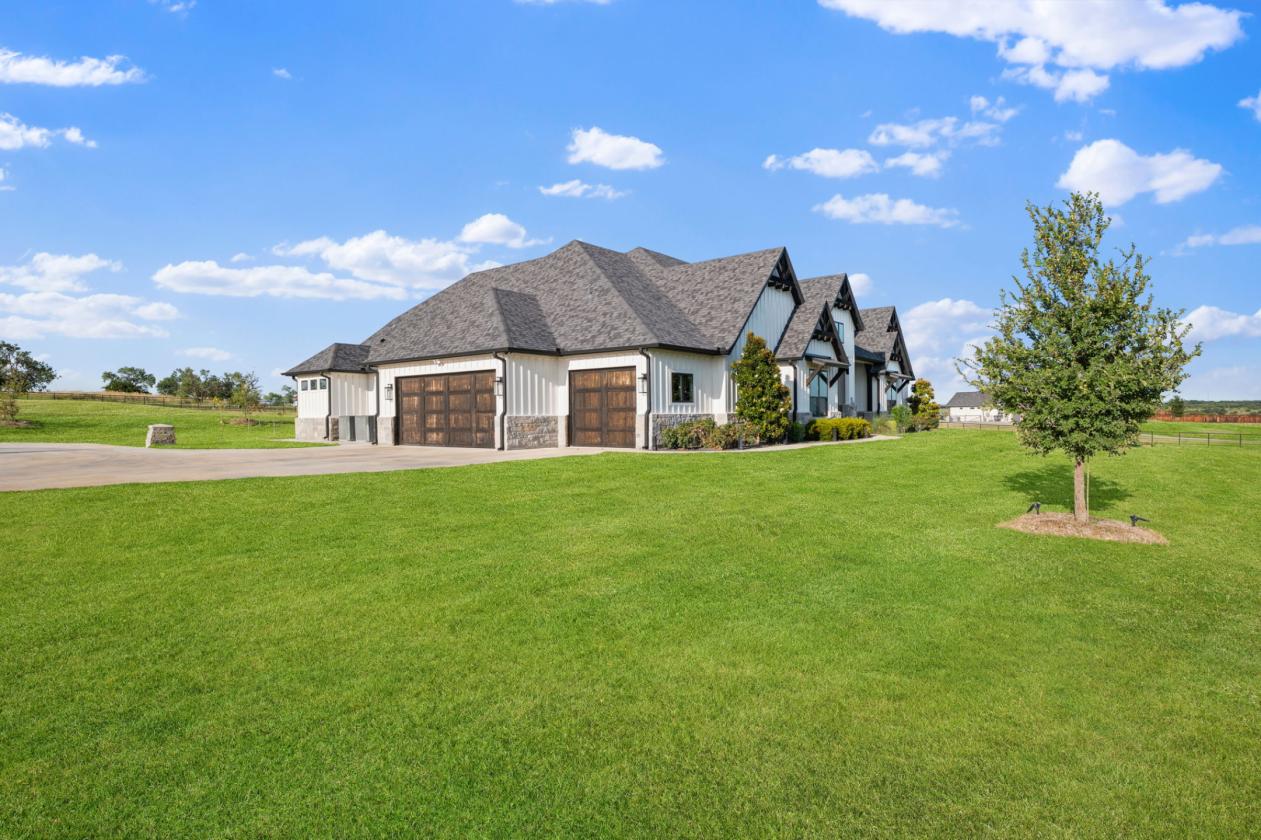 Horses Welcomed | Modern Luxury Farmhouse | 4 Acre - photo 2