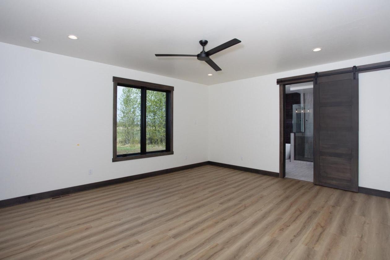 Stunning New Home w/ Mountain Views on 5.2 acres - photo 18