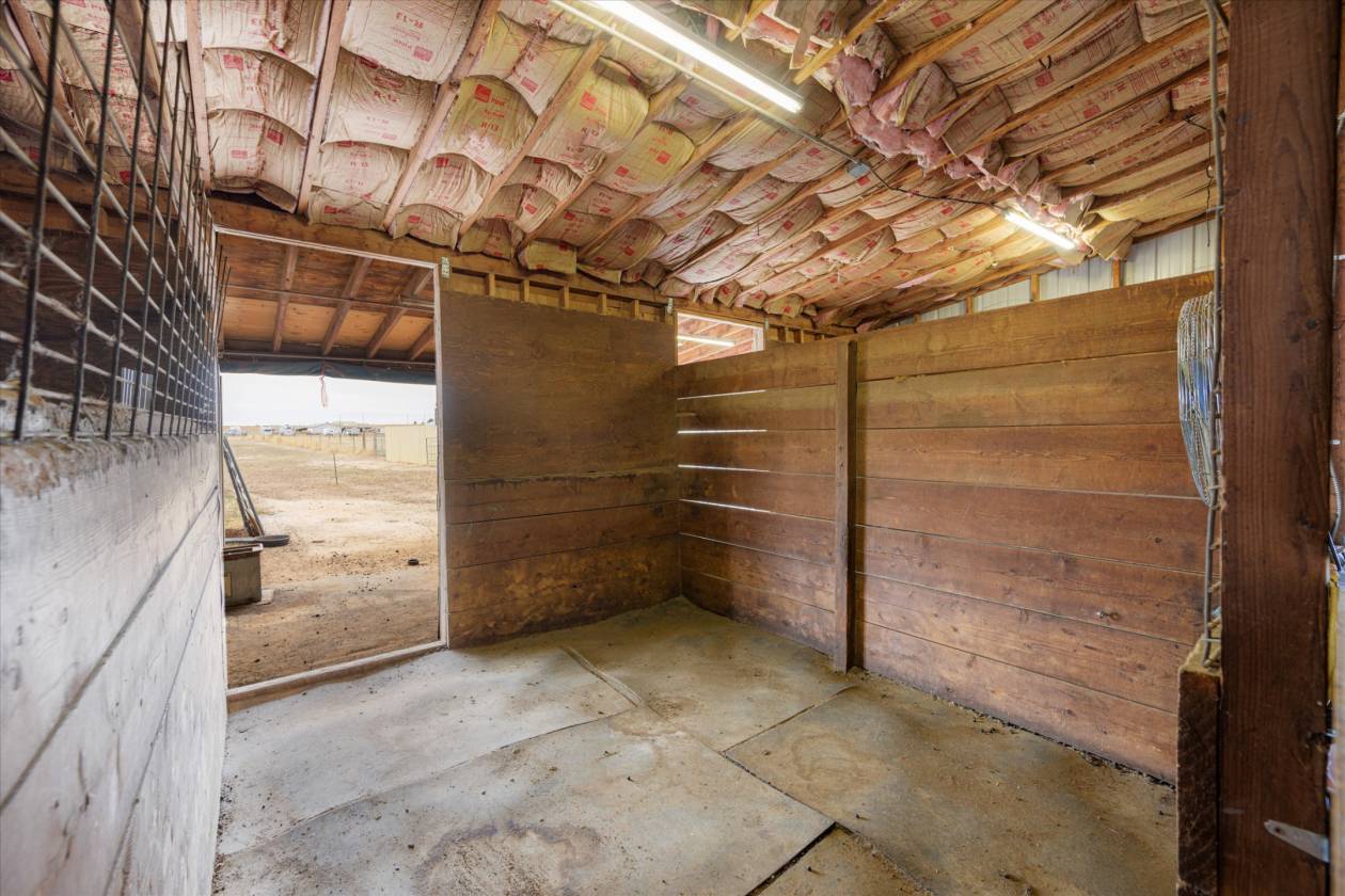 T Lazy J -Roping Arena, 6-Stall Barn & Custom Home - photo 18