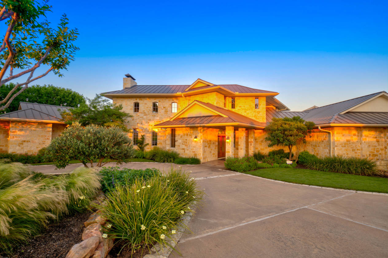 LUXURY HORSE FARM IN THE HEART OF HORSESHOE BAY TEXAS! Horseshoe Bay