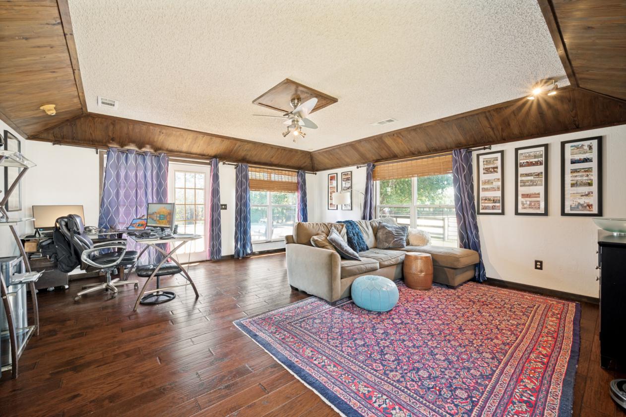 Horse property in the heart of the city - photo 17