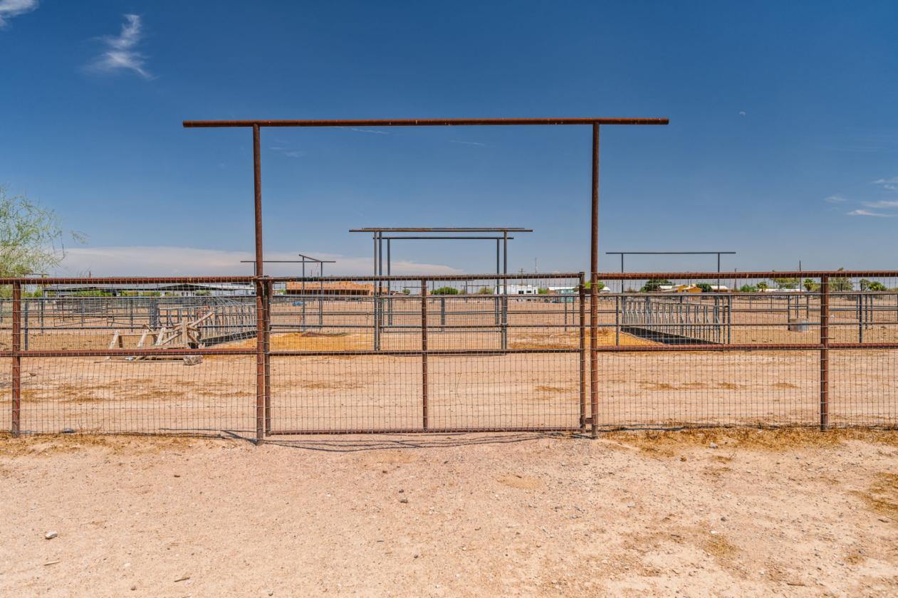 Affordable, clean, move in ready horse property! - photo 7