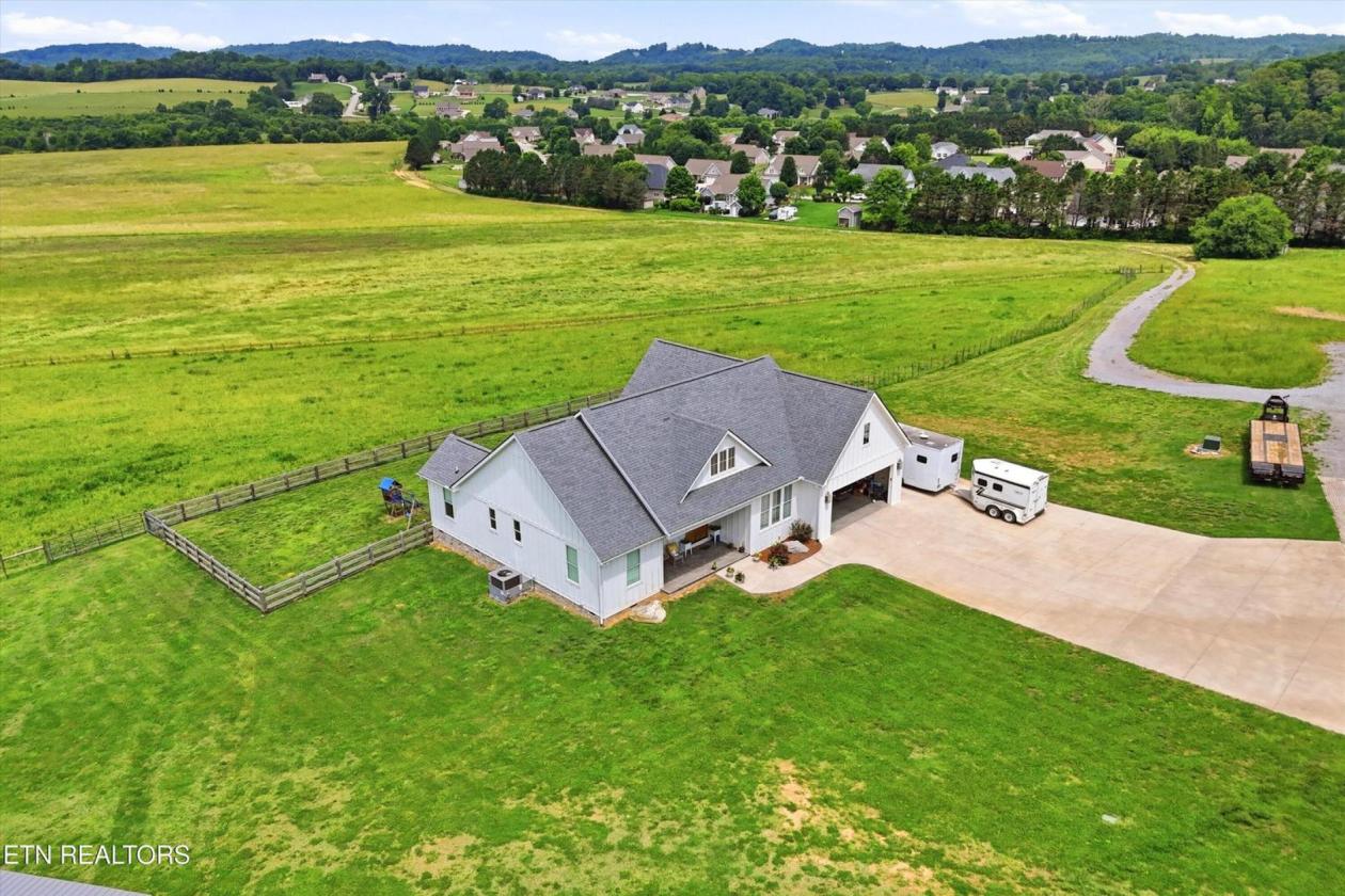Exceptional horse ranch on 52 acres - photo 2