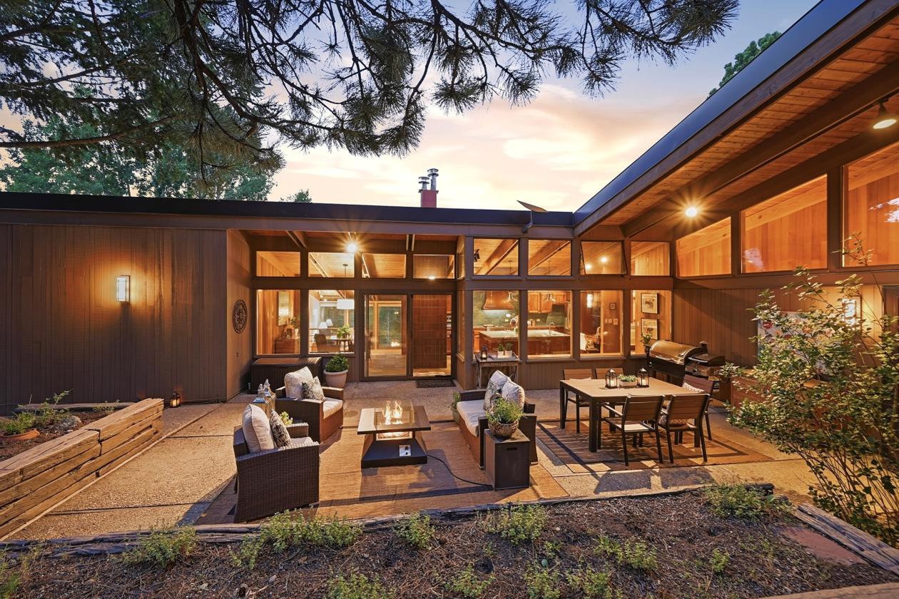MCM Architecture & Mountain Views! - photo 22
